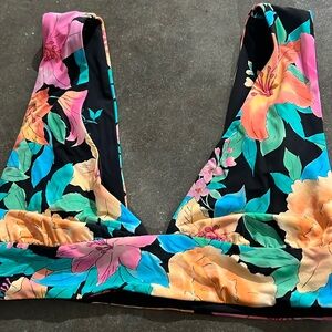 NWT Billabong swimsuit top reversible. Size small